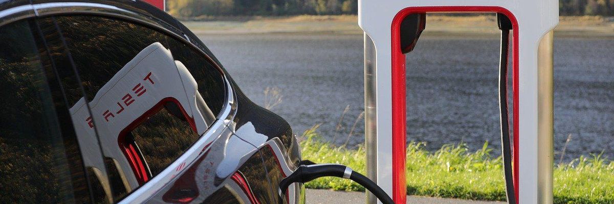Egy hollandiai töltőállomáson töltődik egy e-autó a Tesla szupertöltőjének segítségével