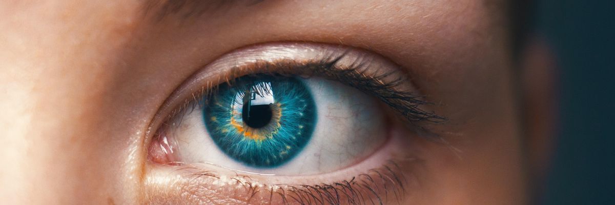 Egy kék női szem közelről