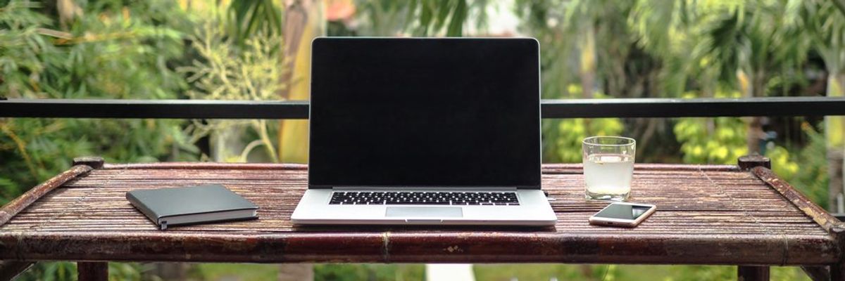 egy laptop az erdőben egy asztalon