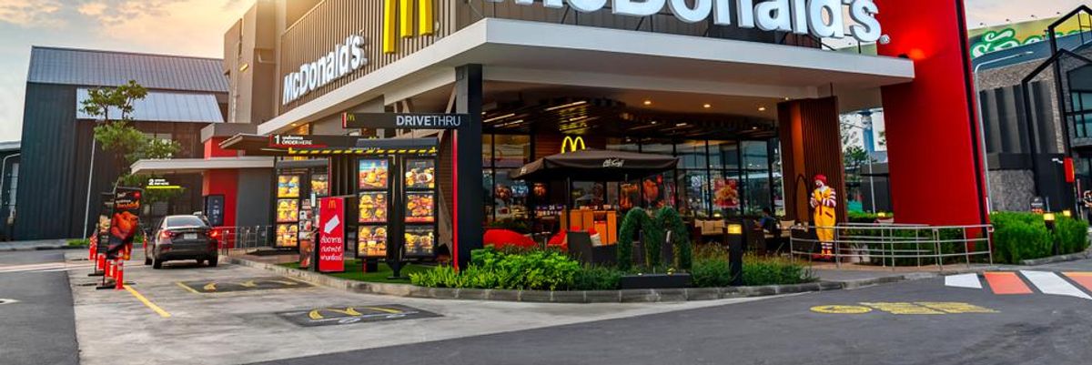 Egy McDonald's étterem naplementében, a McDonald's logója látható az épületen, egy McDrive is van az étterem oldalában