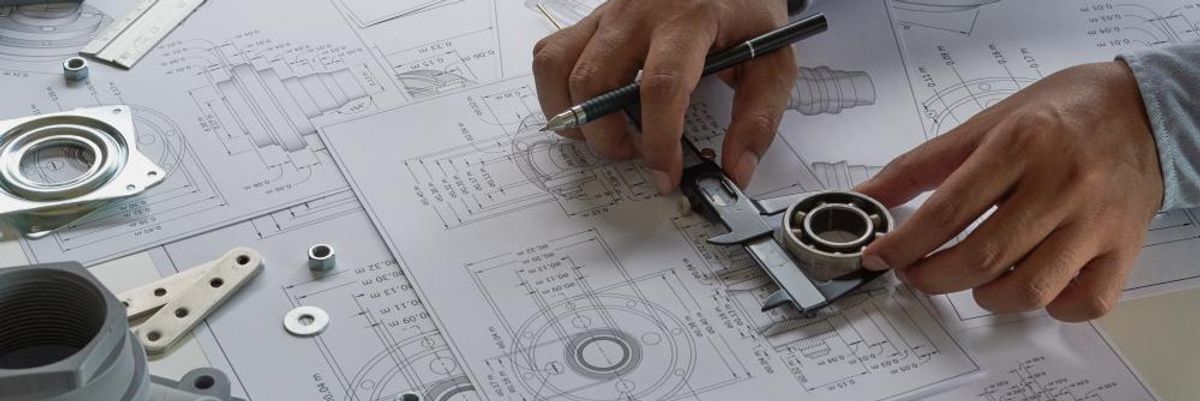 Egy mérnök a tervezőasztalán alkatrészeket tervez egy tolómérő és egy speciális ceruza segítségével