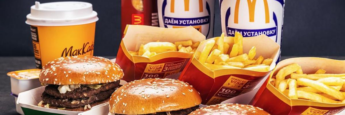 Egy moszkvai Meki hamburgerei, üdítői és krumplijai, a Meki sokat bukik az orosz szankciók miatt
