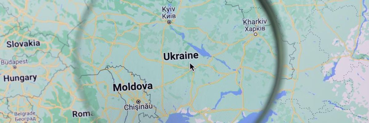 Egy nagyító Ukrajnára nagyít rá a Google Térképen, amit most korlátozott a Google