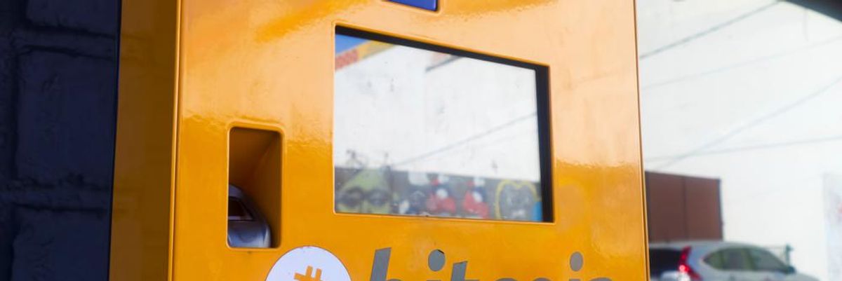 Egy narancssárga bitcoin ATM, a gépeket betiltották Nagy-Britanniában