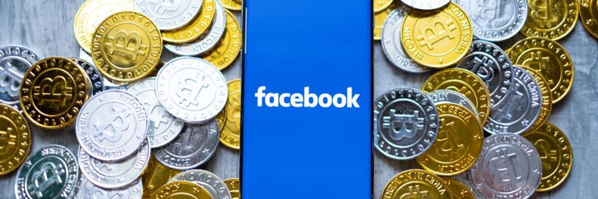 Egy okostelefon, amelynek képernyőjén a Facebook logója látható, a telefon körül kriptovaluta, pontosabban bitcoin fantáziaérmék láthatók