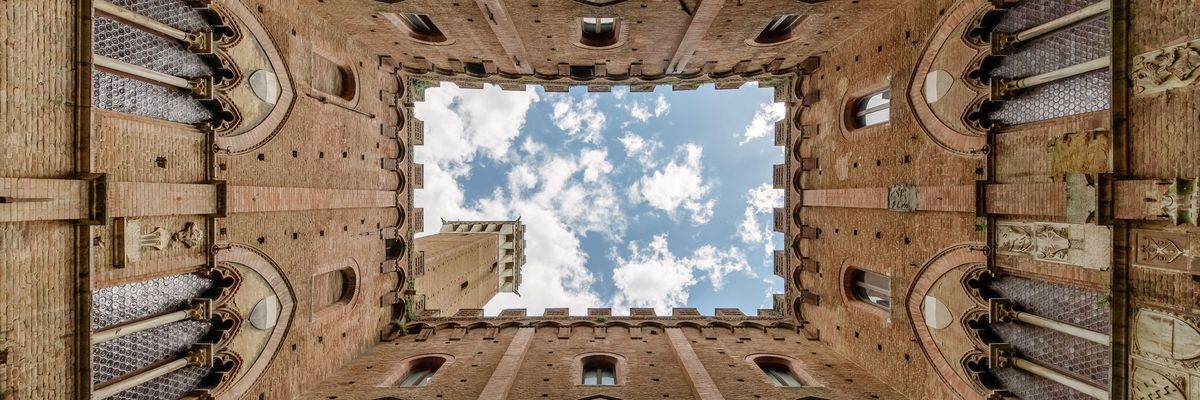 Egy olasz templomudvar belülről az ég felé fotózva