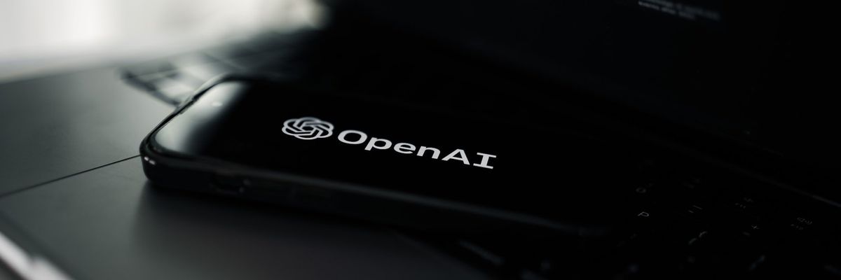 egy OpenAi feliratú telefon egy laptopon