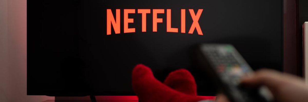 Egy piros zoknis előfizető épp a legnagyobb streaming platformot, a Netflix-et kapcsolgatja
