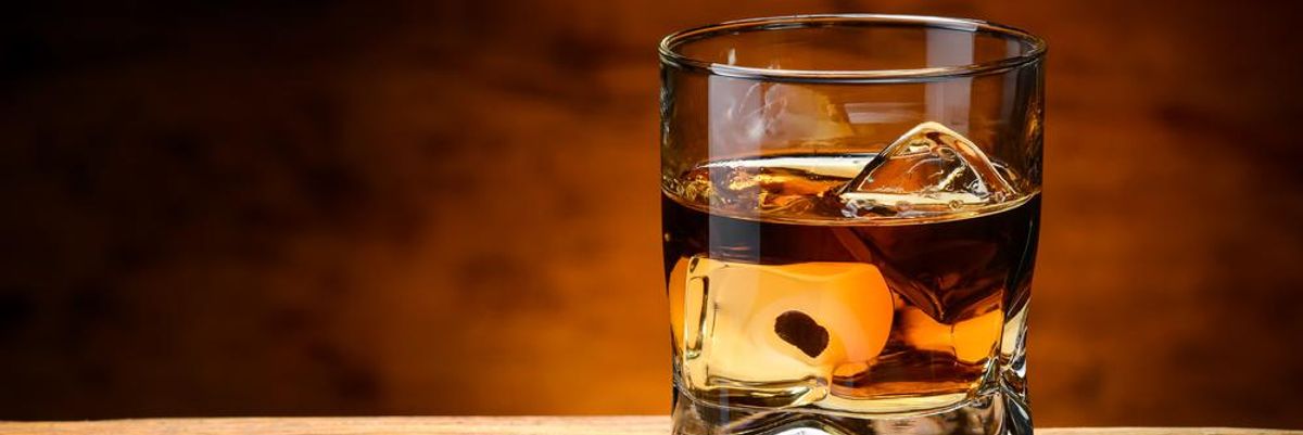 Egy pohár jeges whisky egy fa felületen, 1,4 milliárd forintért kelt el a legnagyobb whisky-gyűjtemény