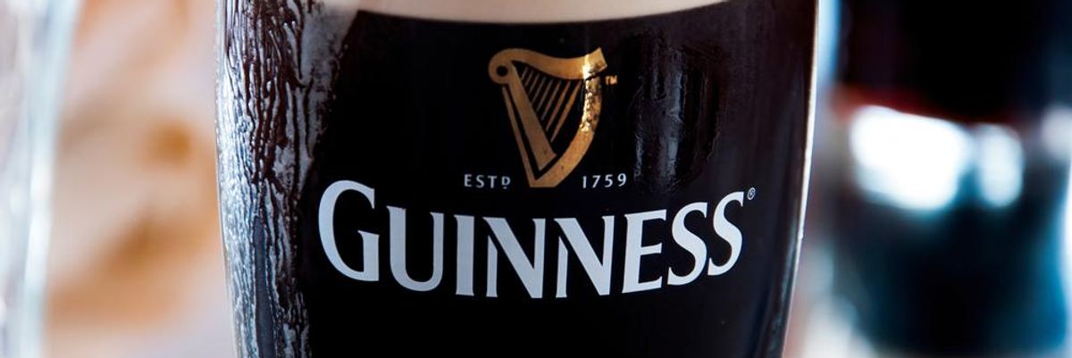 Egy pohár sötétbarna Guinness fehér habbal