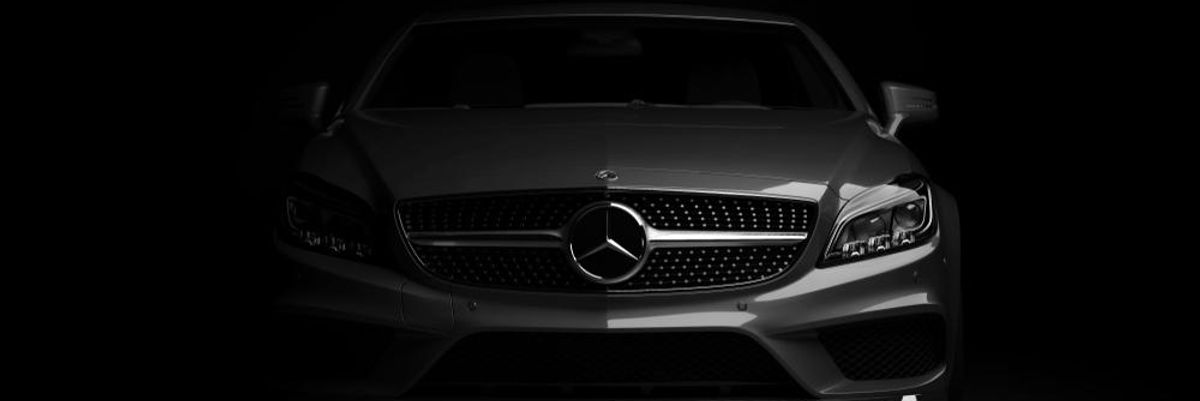 Egy szürke, tűzveszélyes Mercedes pihen a sötét garázsban