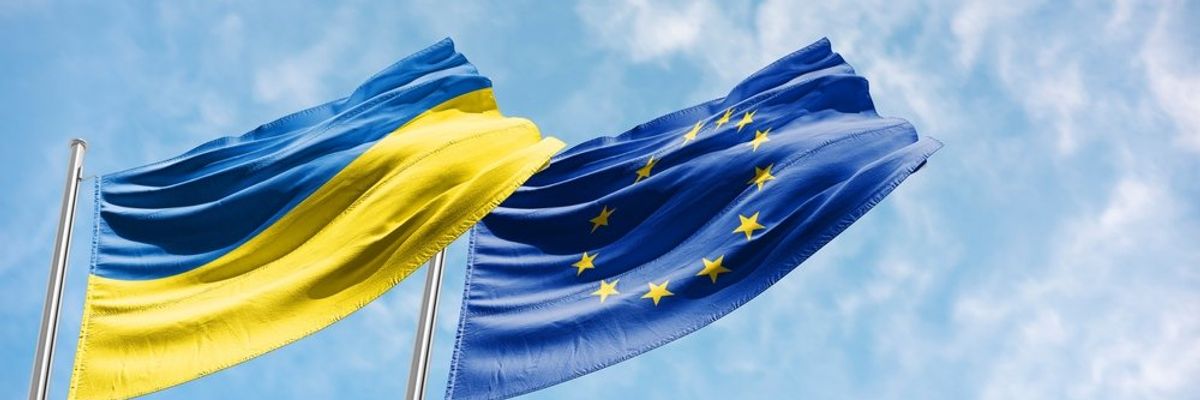 Egy ukrán és egy Eu-s zászló
