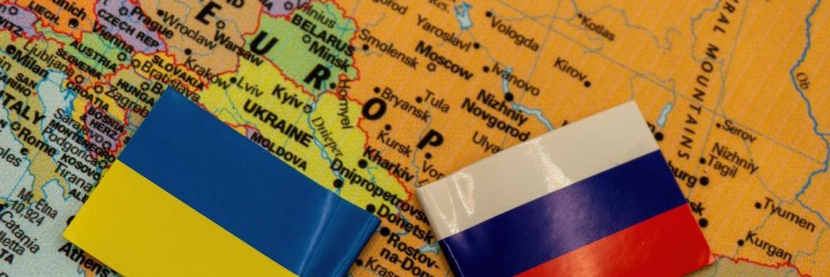 Egy ukrán és egy orosz zászló Európa térképén