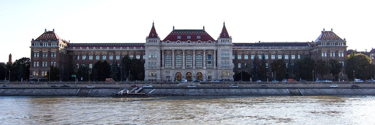Egyetem a Duna partján