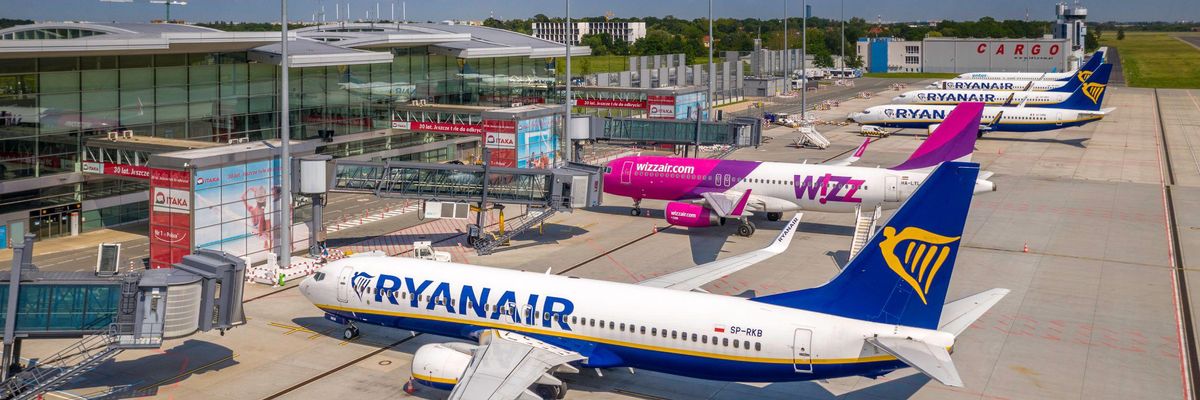 Egymás mellett a két rivális, a Wizz Air és a Ryanair gépe