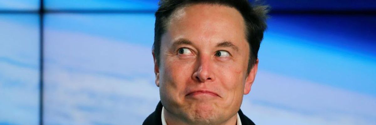 Elon Musk somolyogva néz oldalra egy előadáson, miután e-maileket küldött dolgozóinak az elvárásairól
