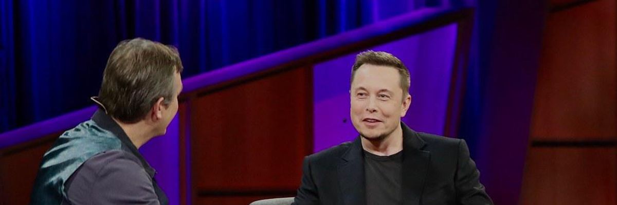Elon Musk vidáman beszélget egy TED konferencián
