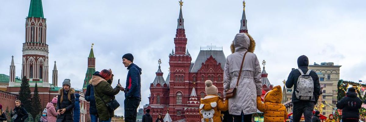 Emberek a moszkvai Vörös-téren télikabátban, februárban.