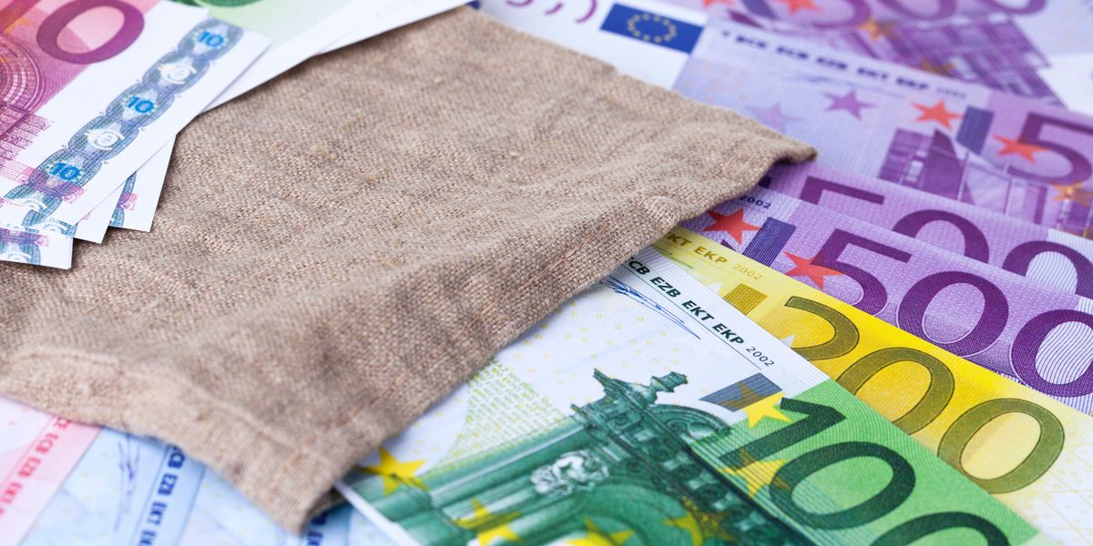 Euróbankjegyek ömlenek egy vászonzsákból