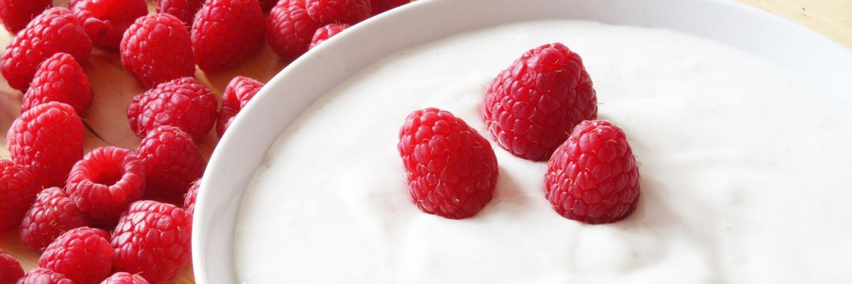 Fehér joghurt piros málnaszemekkel 