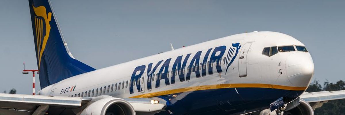Fehér repülőgép a földön Ryanair logóval