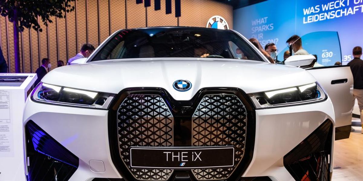 Fehér színű BMW iX gépjármű, amelynek új, Flow nevű változata képes megváltoztatni a színét