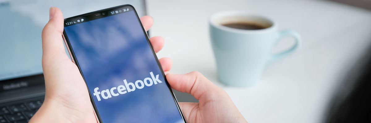 Fejlesztheti a hírfolyam és a csoportok technológiai hátterét a Facebook