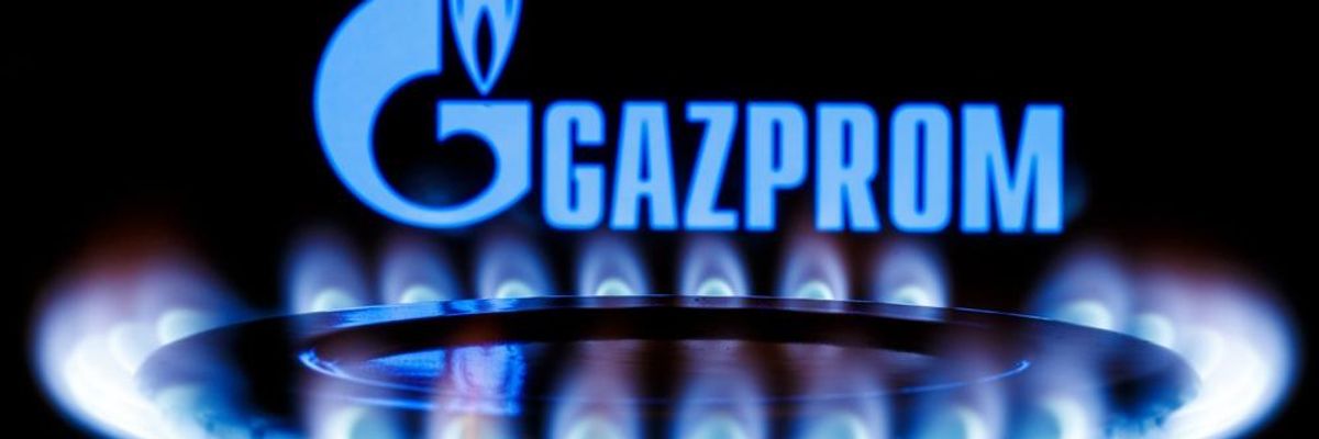 Fekete háttérrel kékes gázrózsa és Gazprom felirat