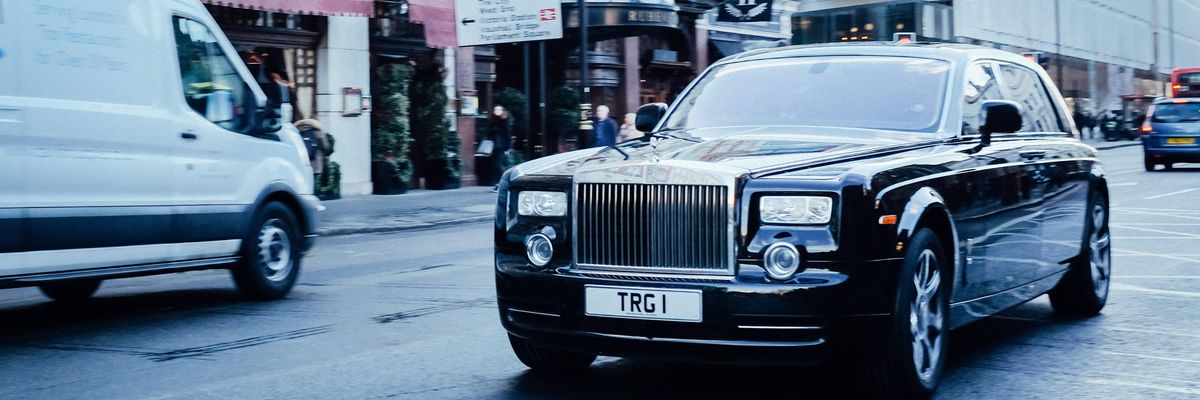 Fekete Rolls Royce megy az utcán, amely még hagyományos meghajtású