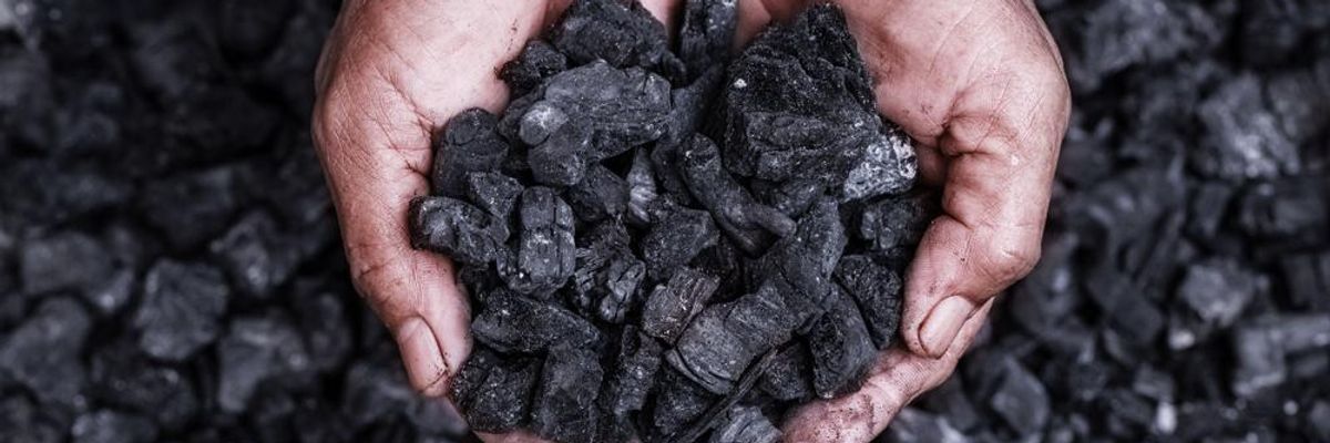 Fekete szén be markol két kéz