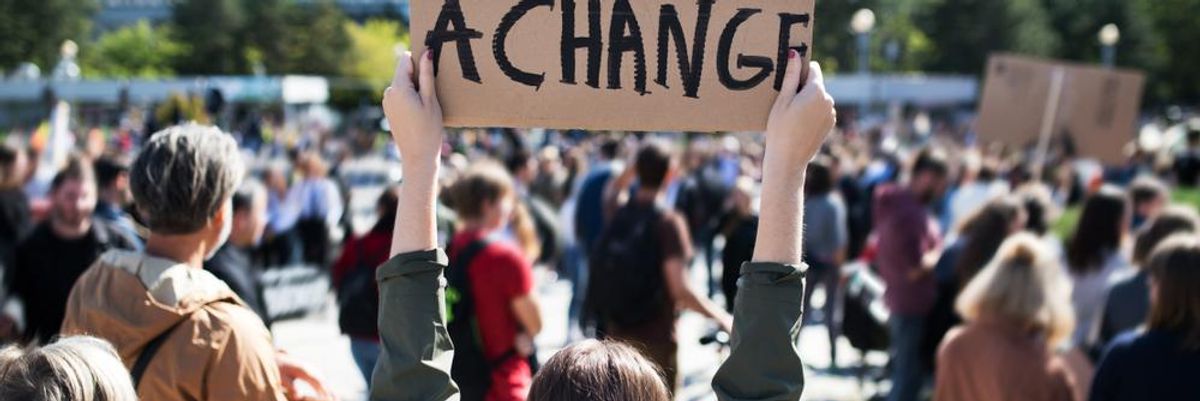 Fiatal tüntetők a klímaváltozás ellen, változásra van szükség