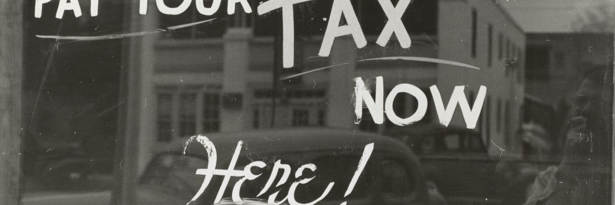 Fizesd be az adót - felszólítás egy kirakatüvegen angolul