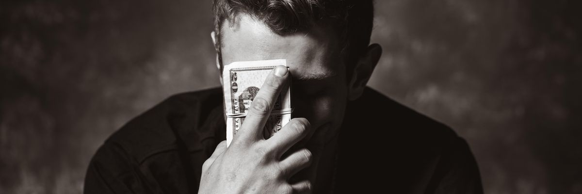 Gazdag férfi szagolgatja a pénzét egy fekete-fehér képen
