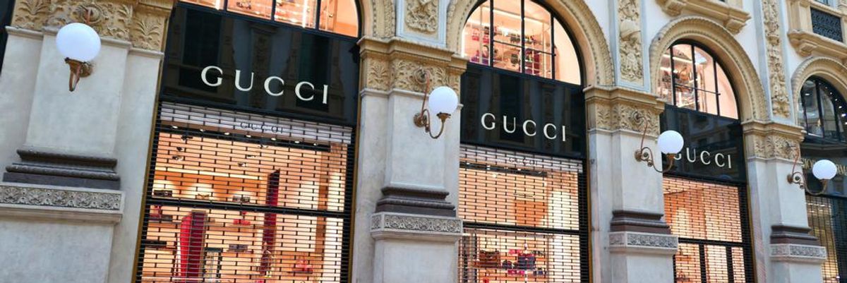Gucci üzlet három üvegkirakattal