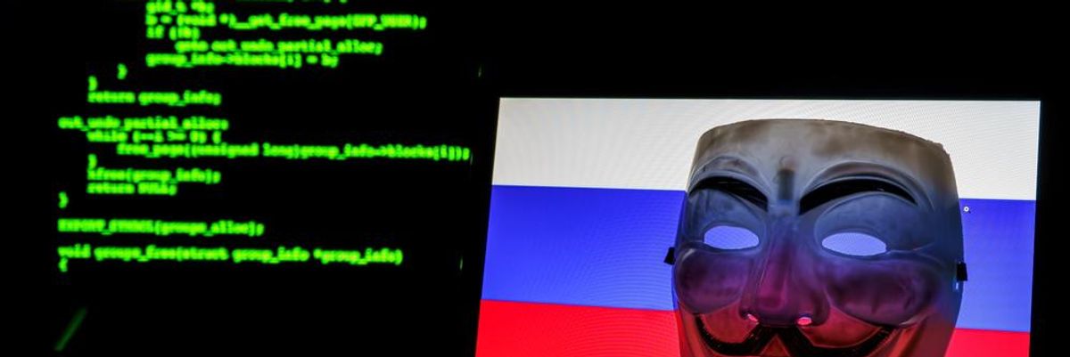 Guy Fawkes maszk egy orosz zászló előtt egy laptopon, a háttérben egy programkód, a ötét weben még elérhetők a szankcionált oldalak