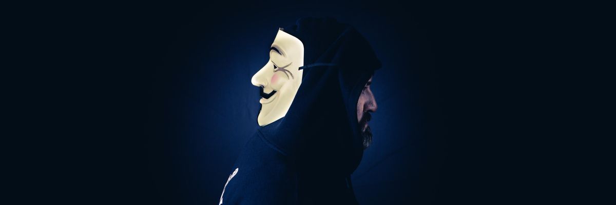 Guy Fawkes maszkos hacker készül felmenni a sötét webre