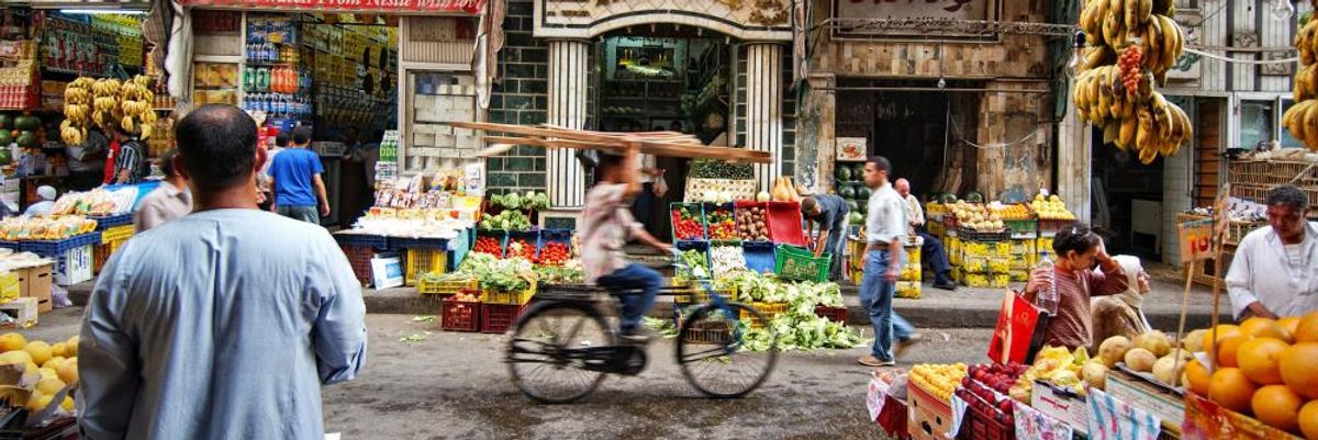 Gyümölcsárusok Kairó utcáján, középen biciklissel