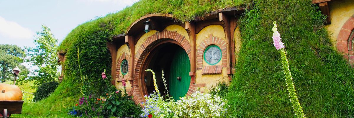 Gyűrűk Urából ismert Hobbitlak gyönyörű zöld környezetben