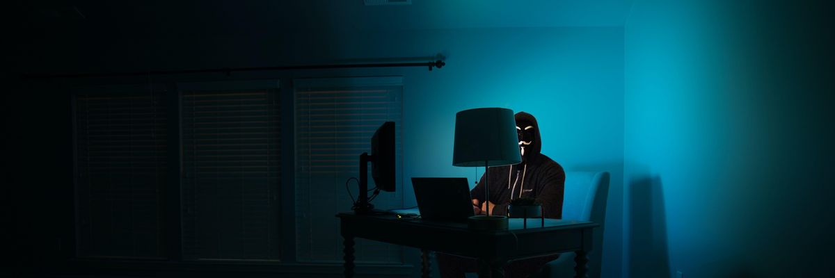 Hacker egy sötét szobában