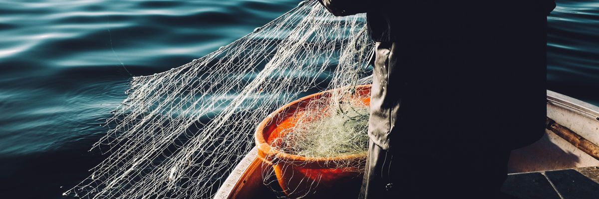 Halász húzza ki a hálóját a vízből