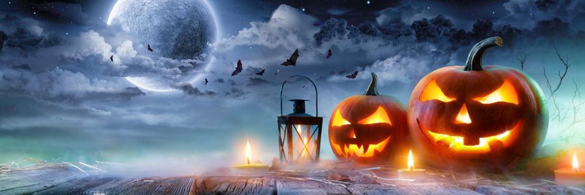 Halloween-i töklámpások védik a kikötőt este denevérek társaságában, telihold idején