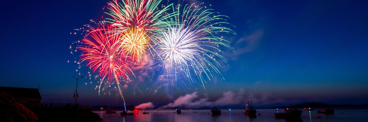 Hangos, környezetszennyező, színes tűzijátékokat lőnek fel hajókról egy öbölben