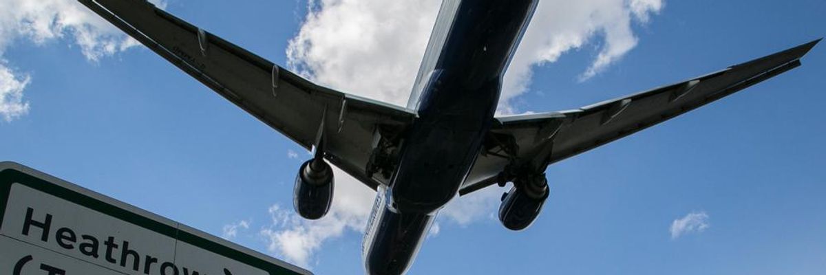 Heathrow felirat és landoló repülőgép a kék égen