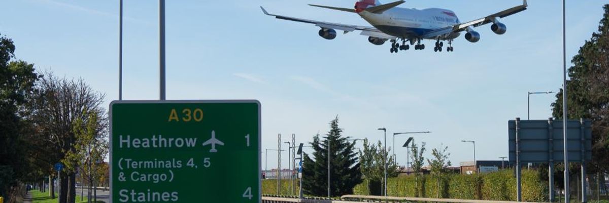 Heathrow felirat és leszálló repülőgép
