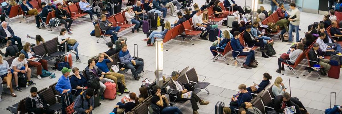 ​Heathrow, London utasok ülnek a váróban 