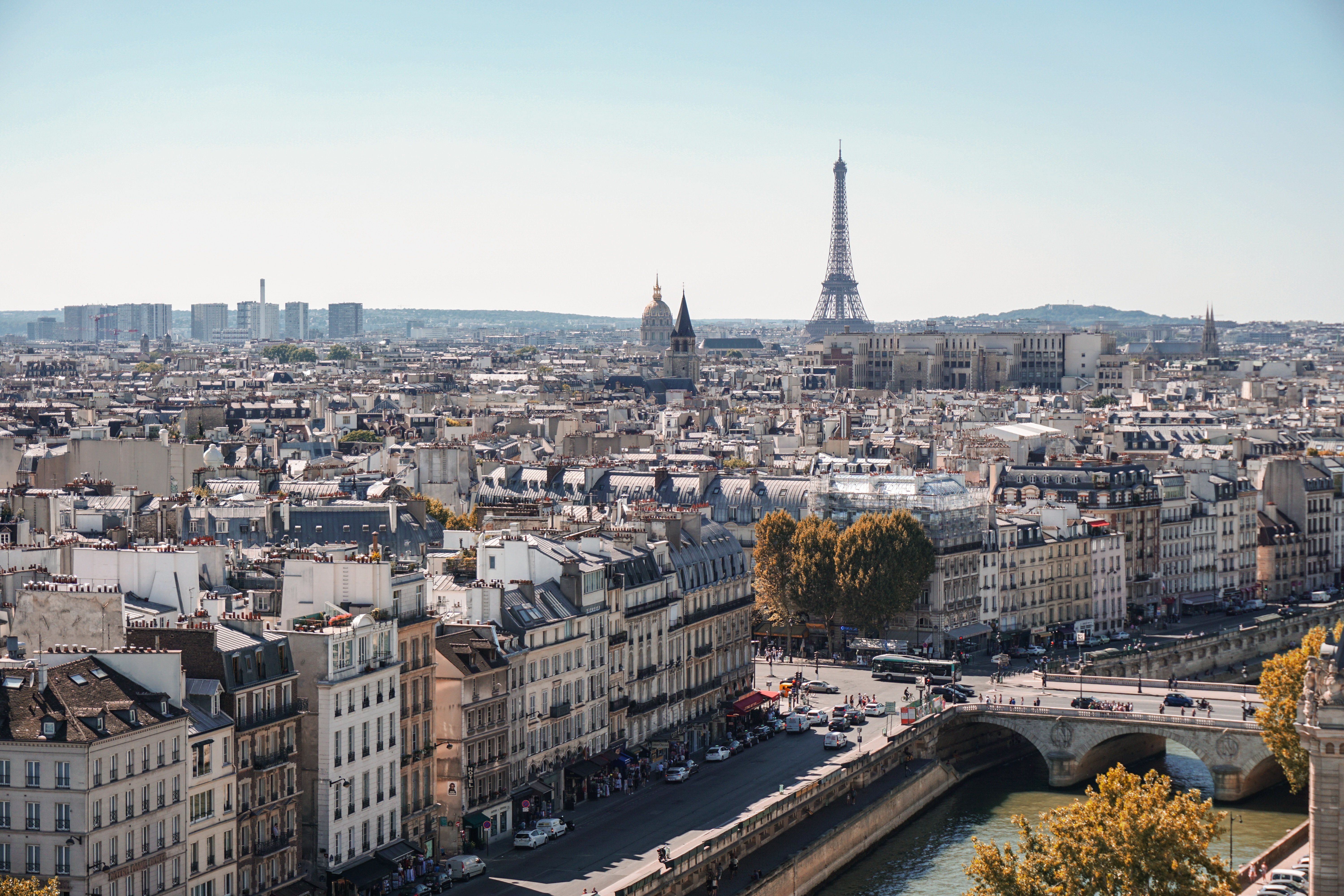 Párizsban a nagy autók tulajdonosai többet fizetnek a parkolásért