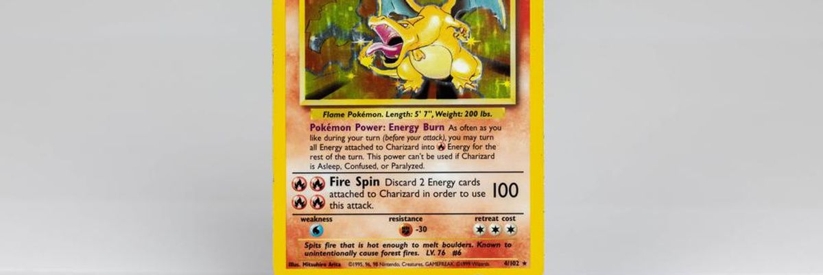 Holografikus Charizard játékkártya a Pokémon franchise-ból