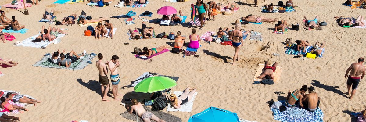 Homokos tengerparton napozó tömeg