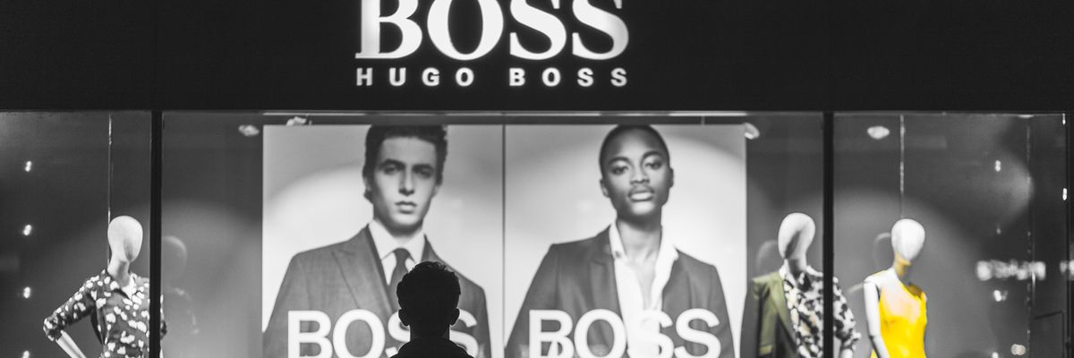 Hugo Boss kirakata előtt álldogáló férfi
