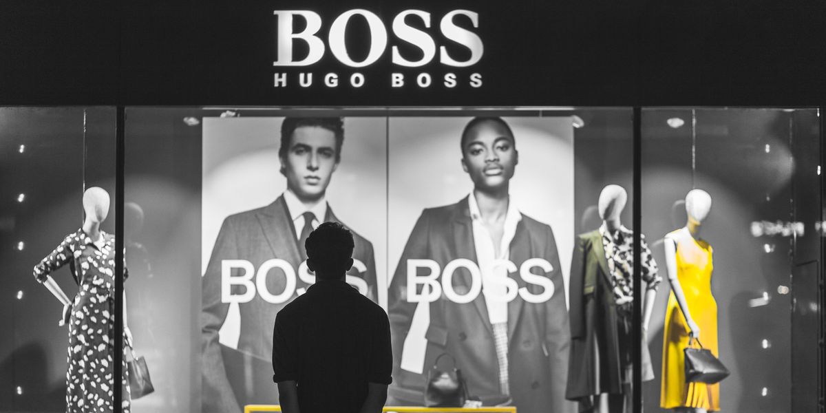 Hugo Boss kirakata előtt álldogáló férfi